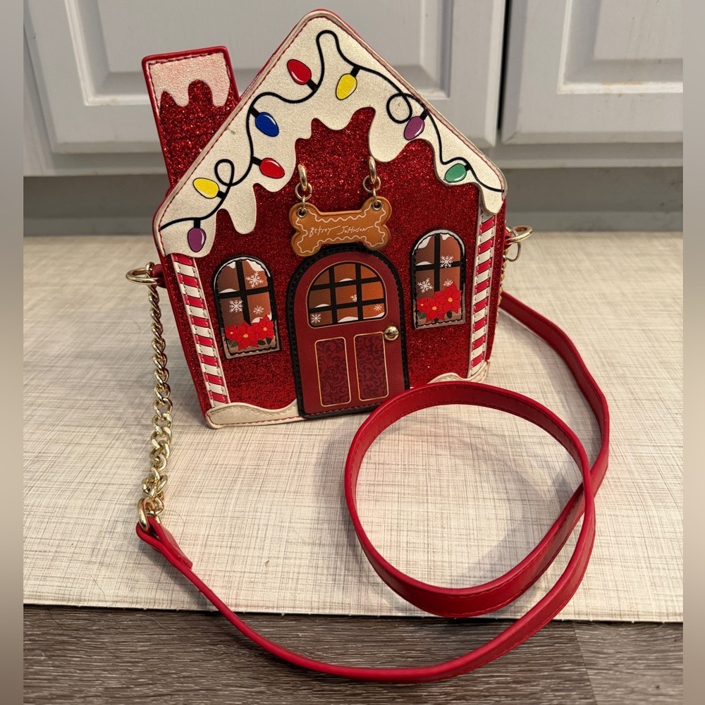 EUC Betsey Johnson Christmas gingerbread house purse unique!!
